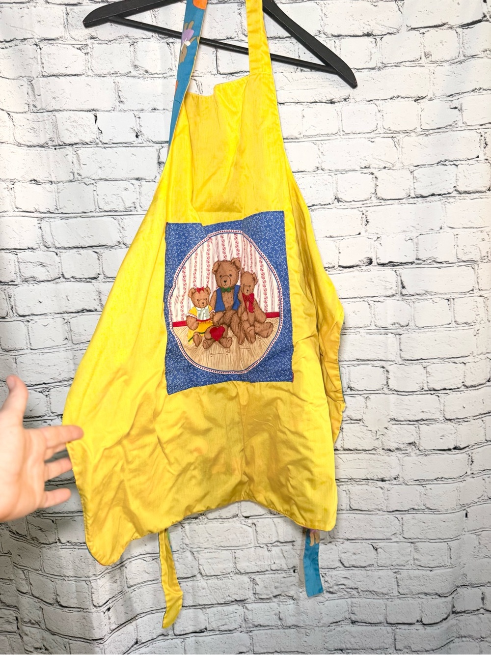 Apron. - Picture 2 of 3